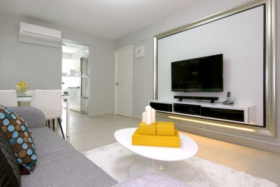 Белый телевизор в интерьере гостиной