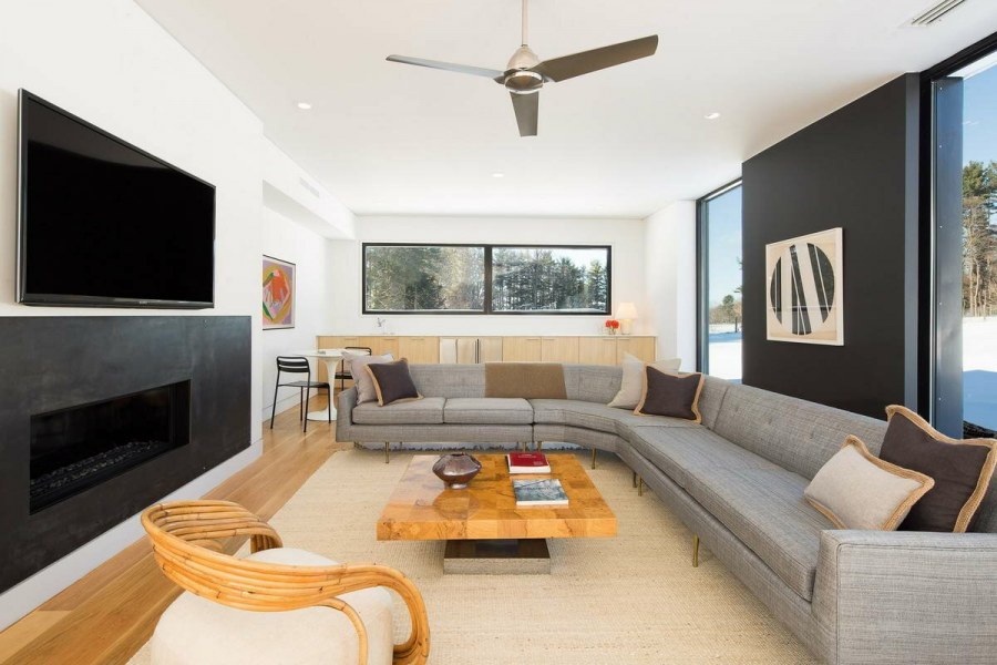 Гостиная с большим диваном