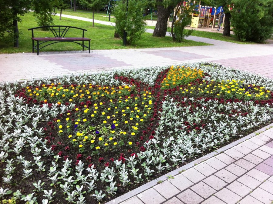 Цветочная клумба квадратная