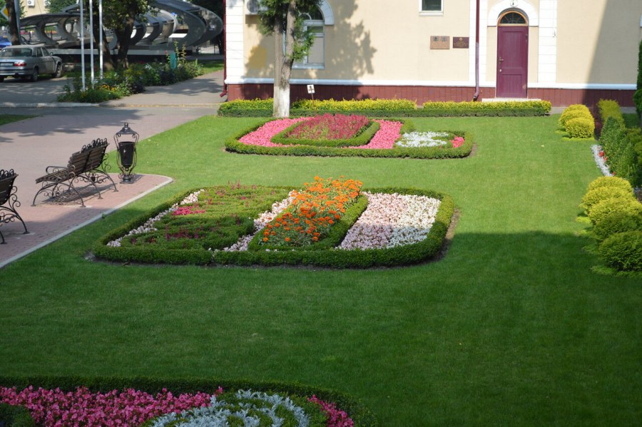 Клумба перед офисом