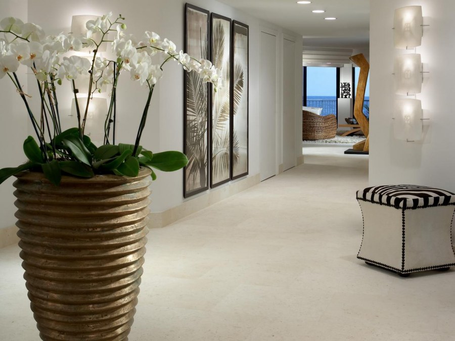 Искусственные цветы в интерьере прихожей