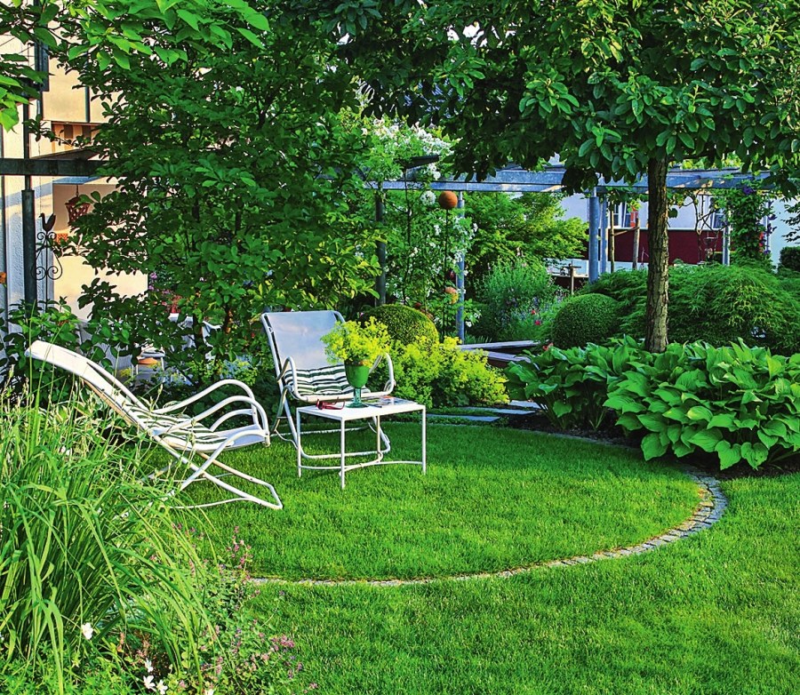 Площадка для отдыха в саду