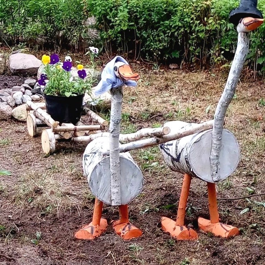 Прикольные поделки на садовом участке