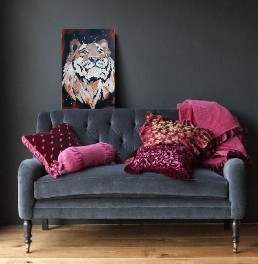 Бархатный диван в интерьере