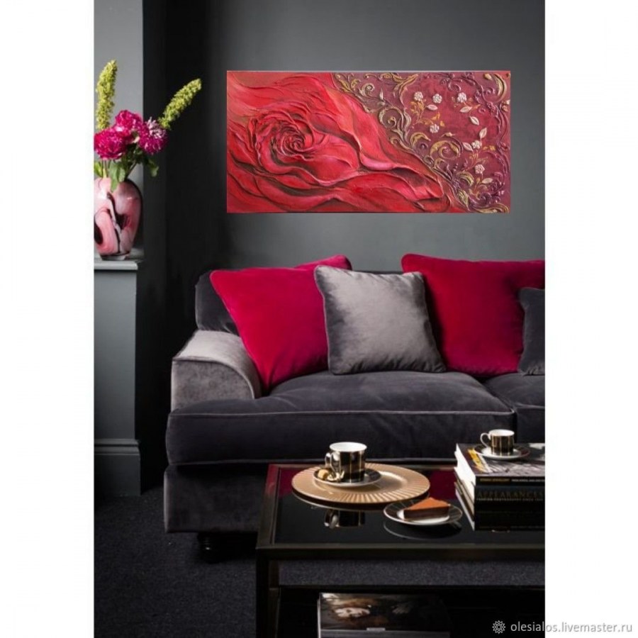 Бордовый диван в интерьере