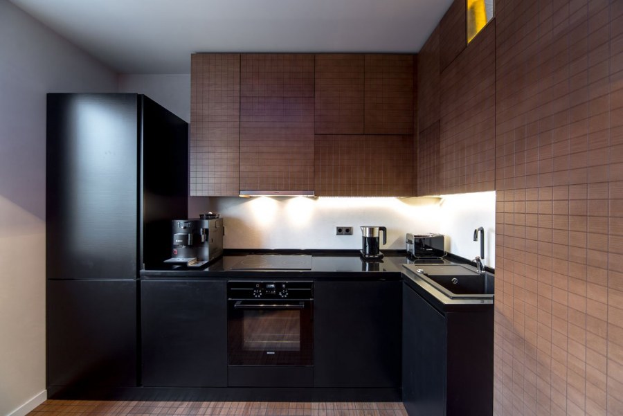 Черноикорисневая кухня