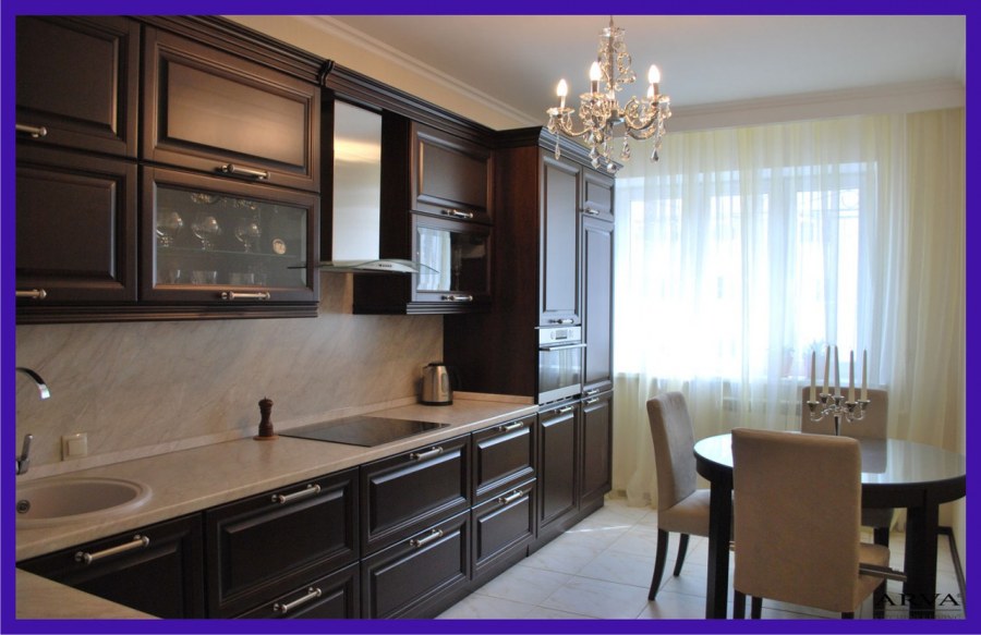 Кухня в классическом стиле коричневая