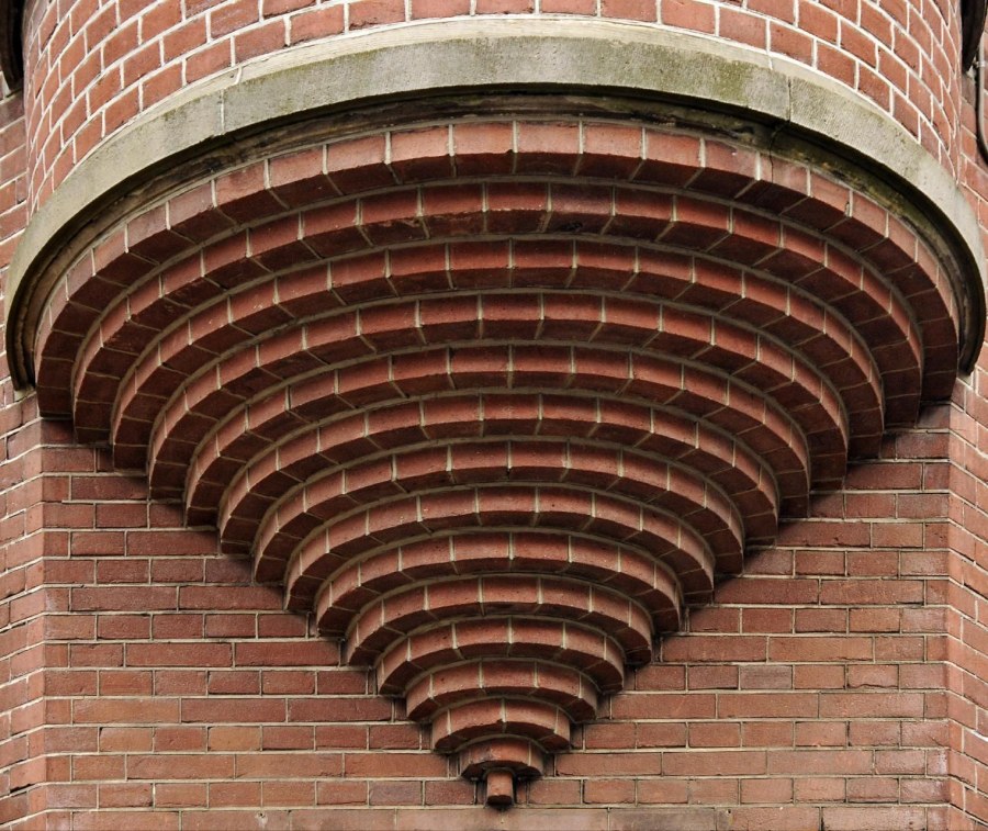 Необычная кладка из кирпича