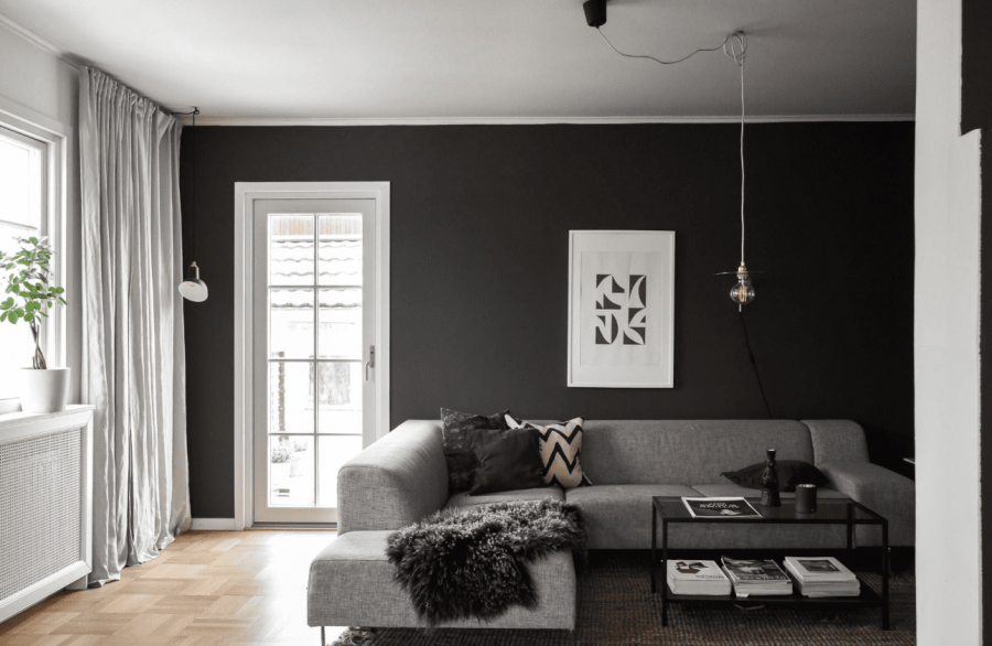 Темно серые стены с отделкой
