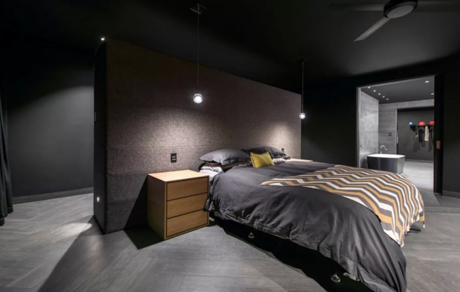 Спальня с темными стенами