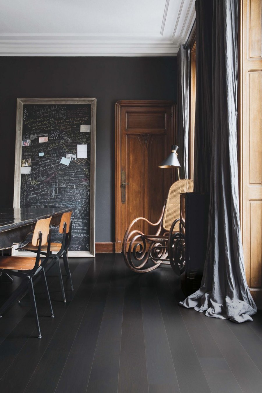 Темный пол светлые стены