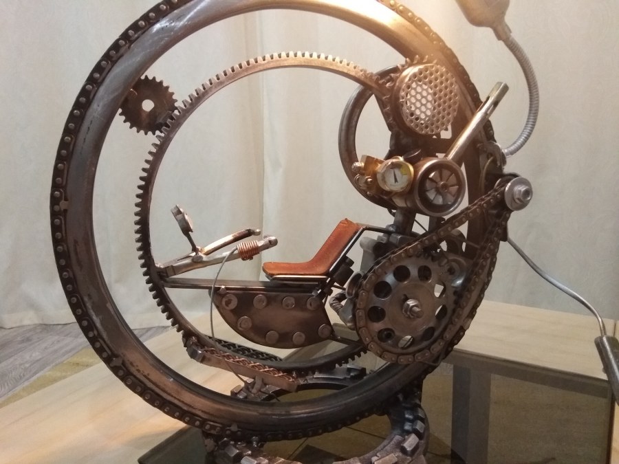 Панно из металлических предметов