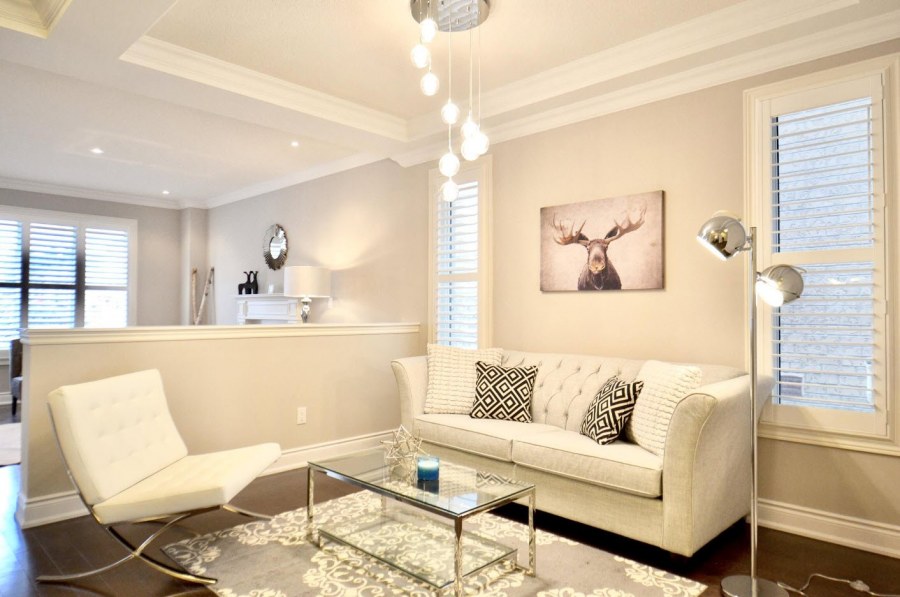 Гостиная в теплых пастельных тонах