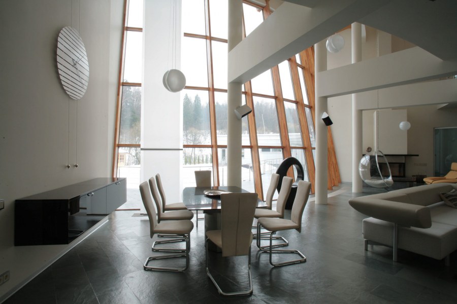 Динамичная композиция в интерьере