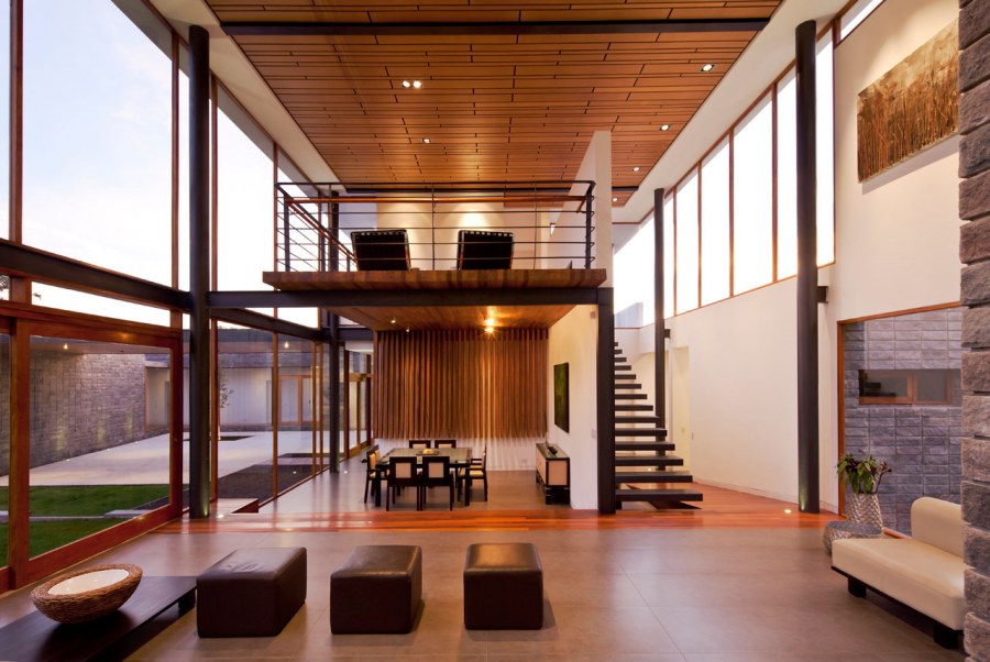 Современное здание внутри