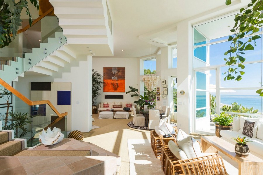 Дом у моря с красивым интерьером