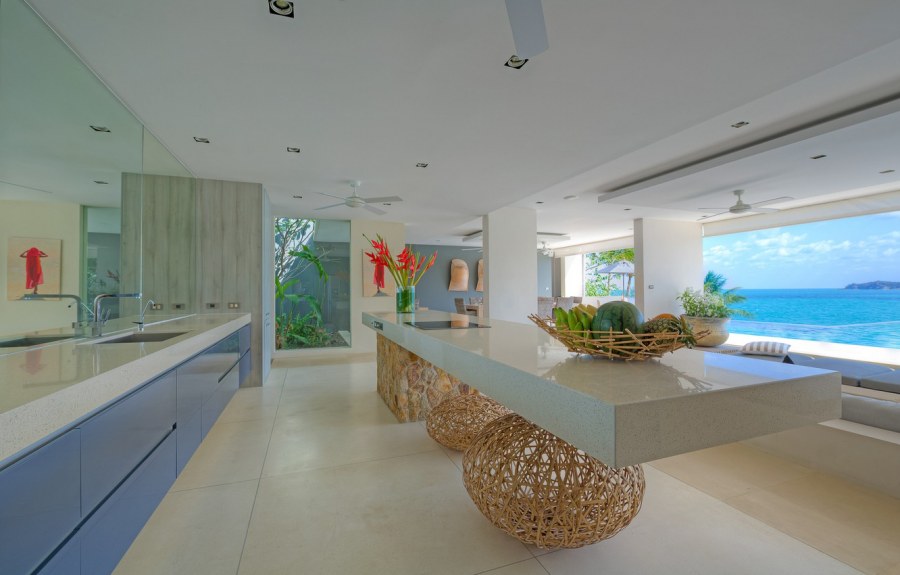 Кухня на вилле красивая