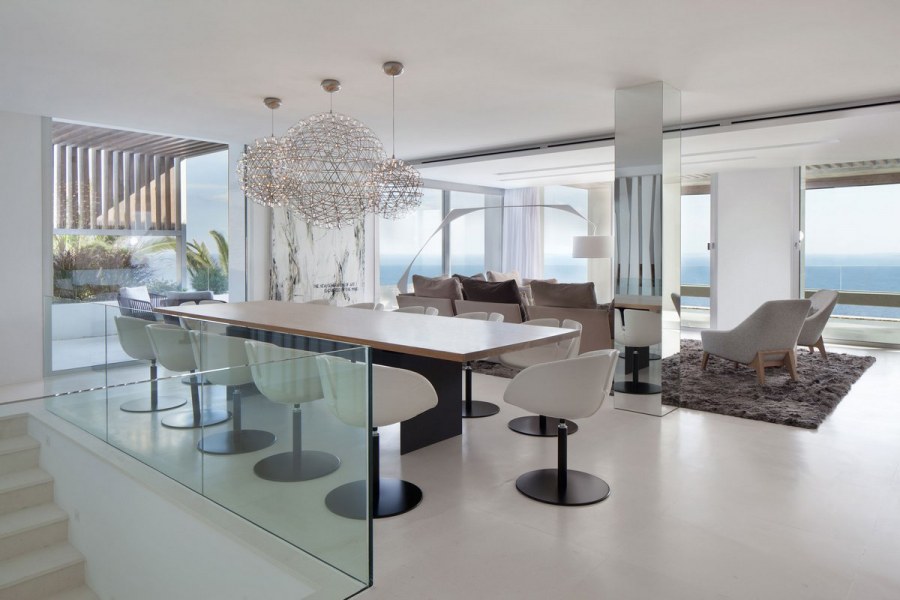 Красивая столовая в вилле