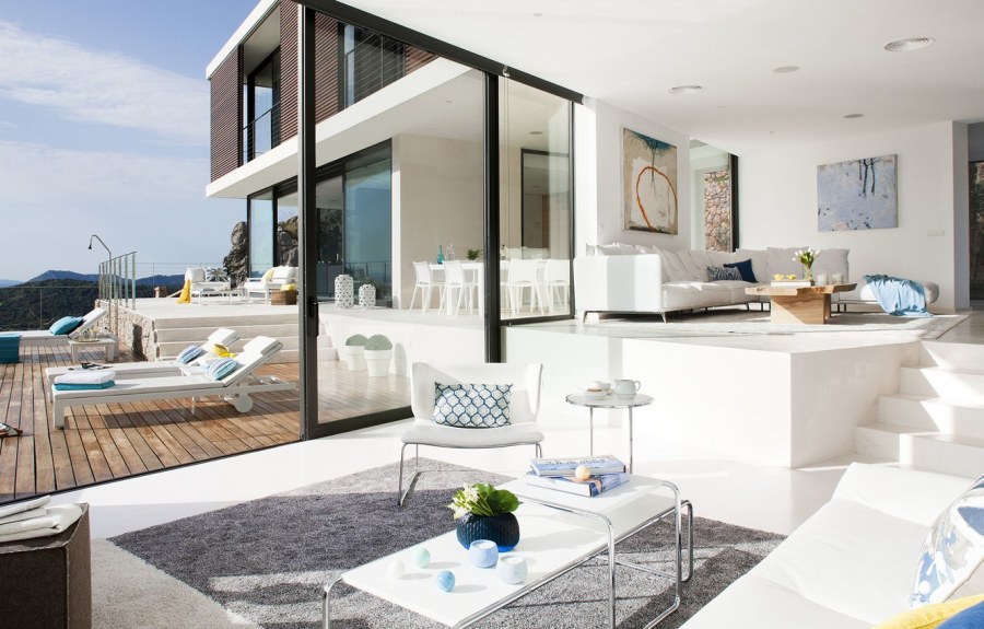 Вилла с панорамными окнами у моря