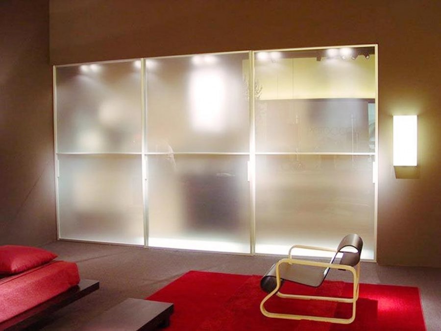 Стеклянная стена с подсветкой