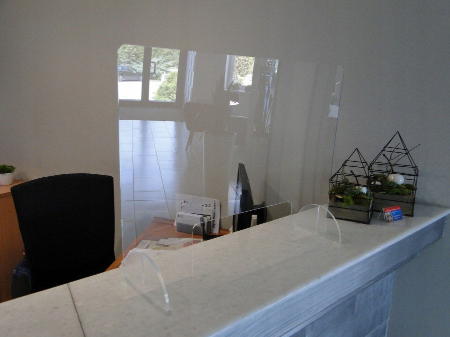 Перегородка из оргстекла на стол