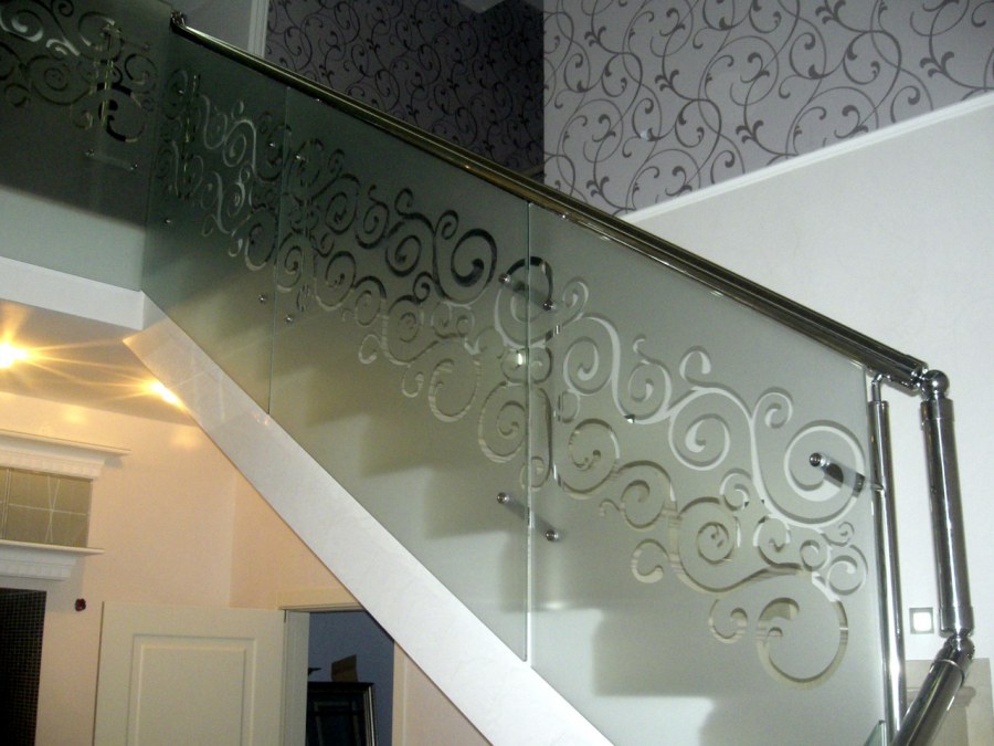 Ограждение лестницы из стекла