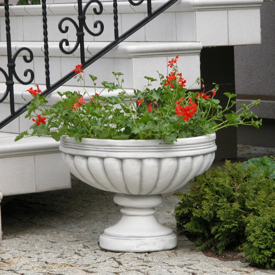 Каменные вазоны