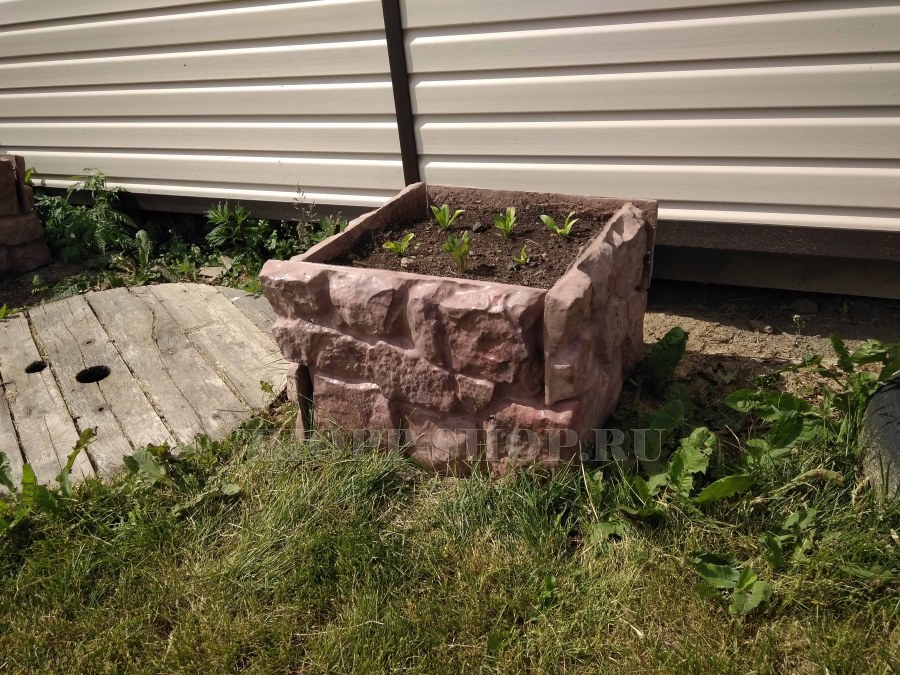 Цветник бутовый камень