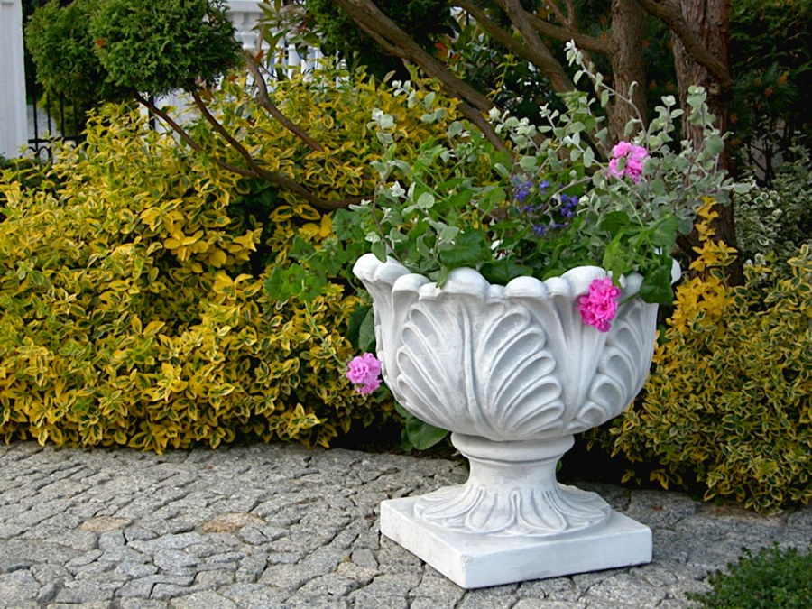 Декоративные вазоны для сада