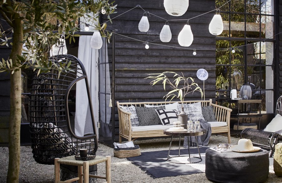 Фотозона с креслом в саду