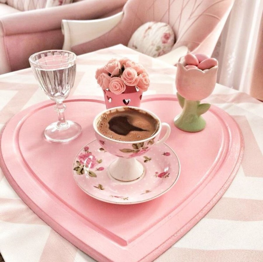 Завтрак в розовых тонах