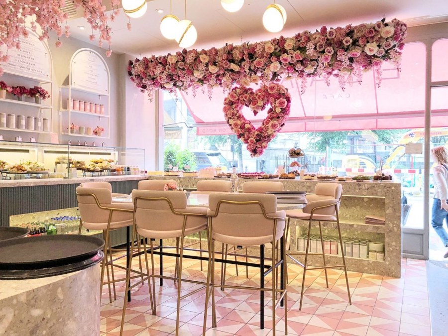 Кондитерская в розовых тонах