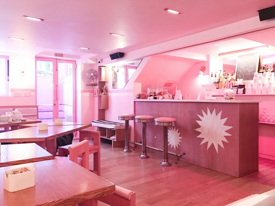Розовый интерьер кафе