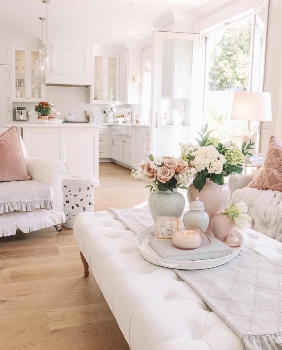 Стойка с цветами в интерьере шебби-Шик