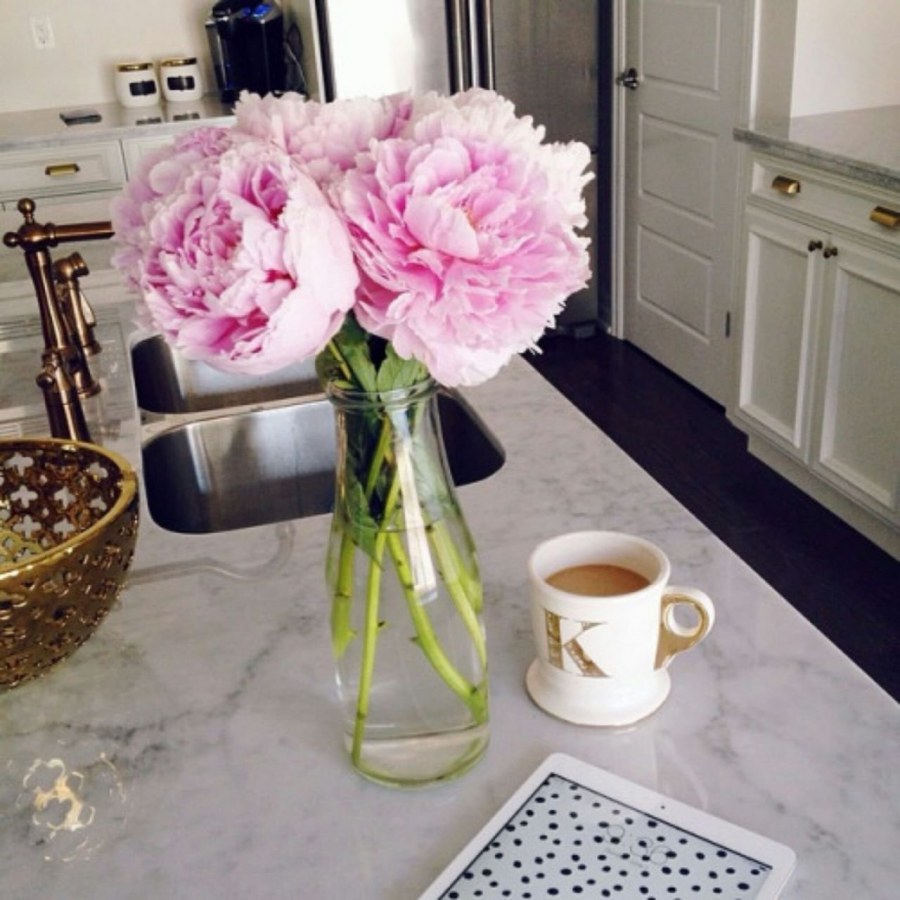 Цветы в вазе в квартире