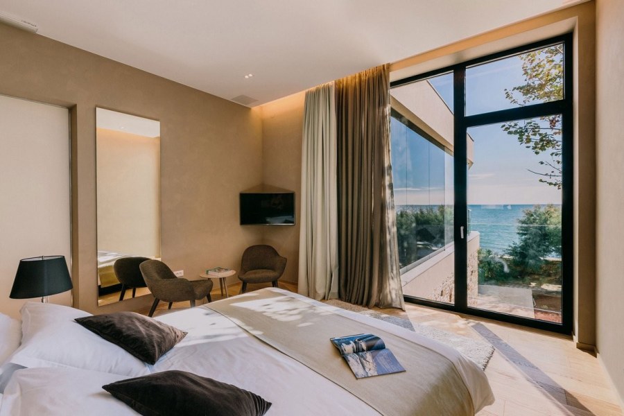 Спальня с панорамным видом на море