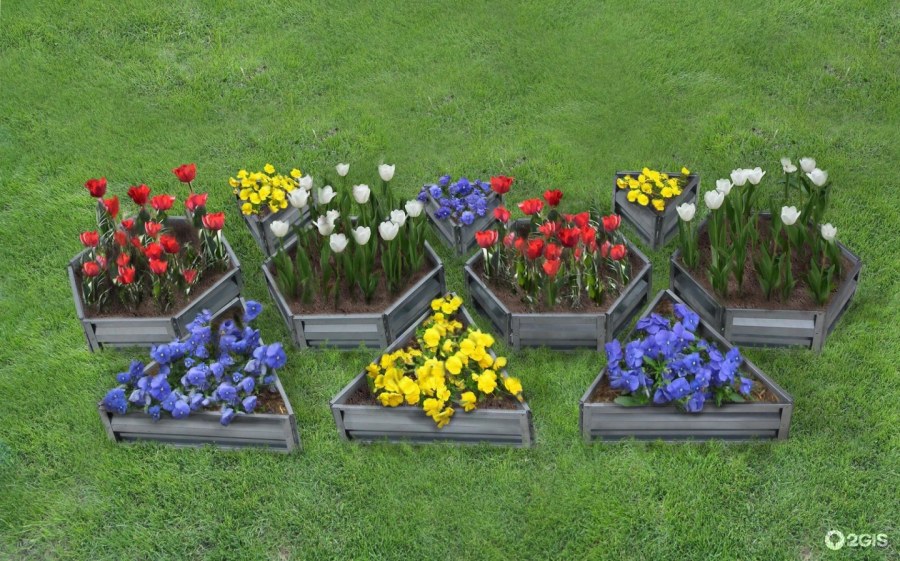 Клумба пирамида из досок