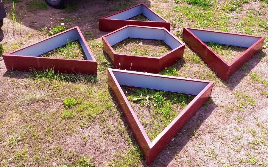 Многоярусная клумба для цветов