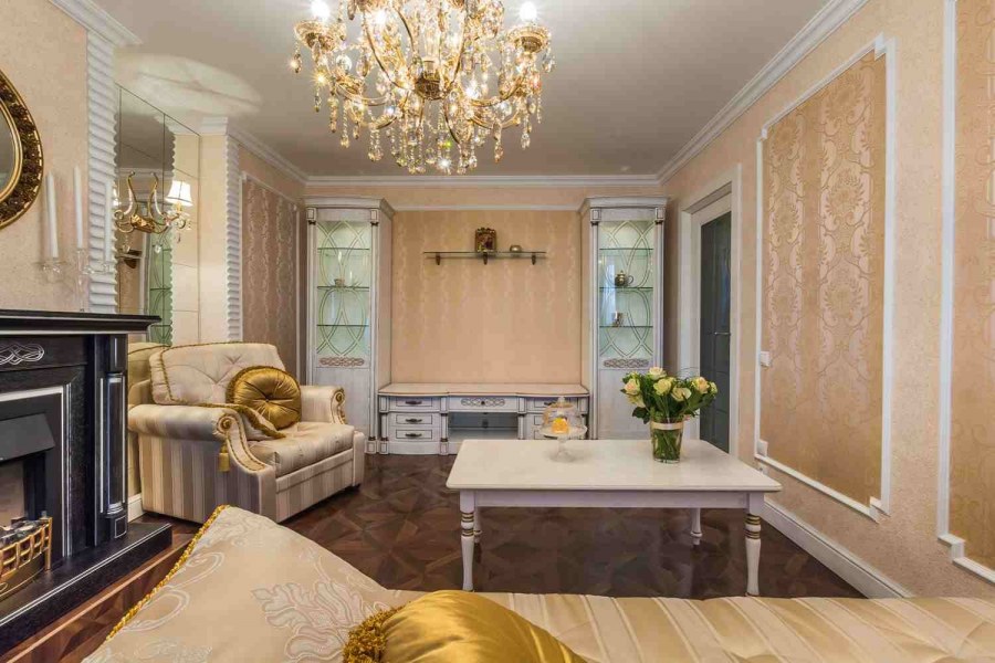 Молдинги в интерьере гостиной