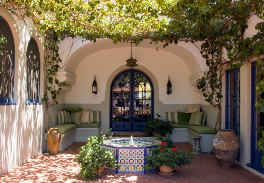 Патио внутренний дворик в саду Испании