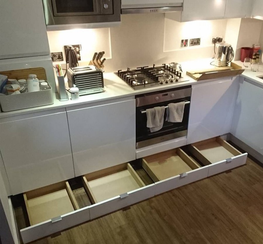 Выдвижной цоколь на кухне