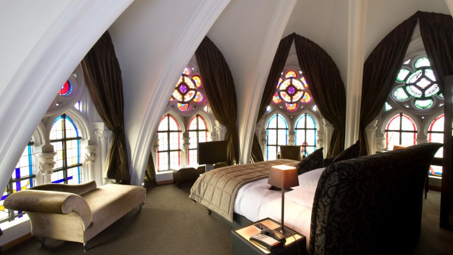 Спальня в романском стиле