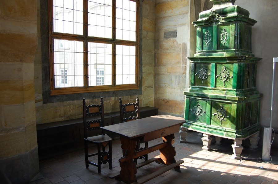 Романский стиль в интерьере сундуки