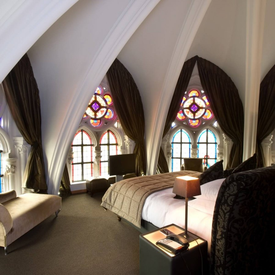 Романский стиль в интерьере с витражом