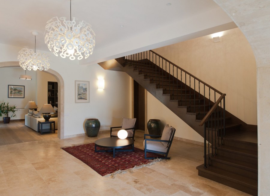 Гостиная в доме с лестницей