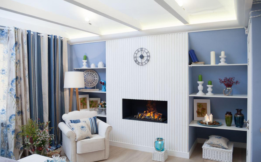 Гостиной с камином в морском стиле