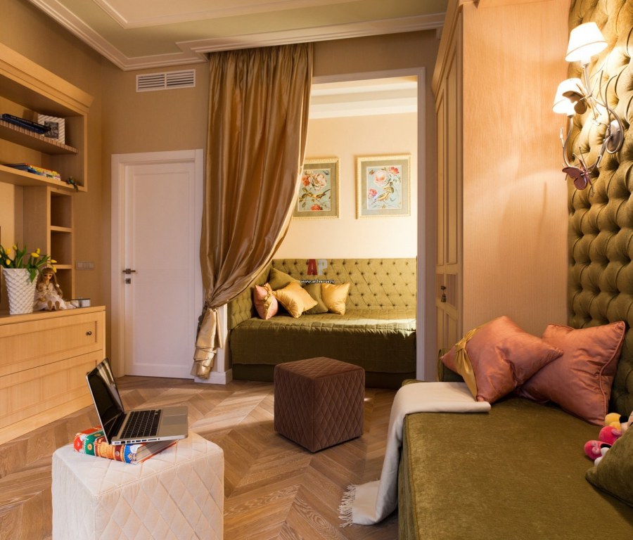 Уютная гостиная с нишей для кровати