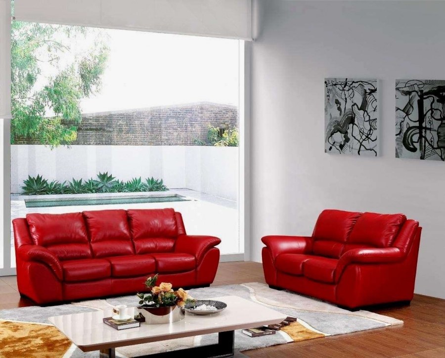 Красный диван в интерьере гостиной