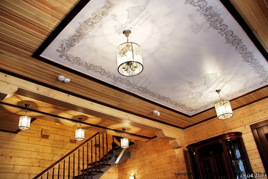 Натяжной потолок в деревянном доме