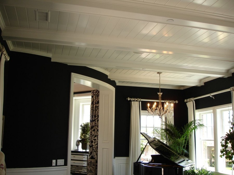 Красивые потолки с балкой